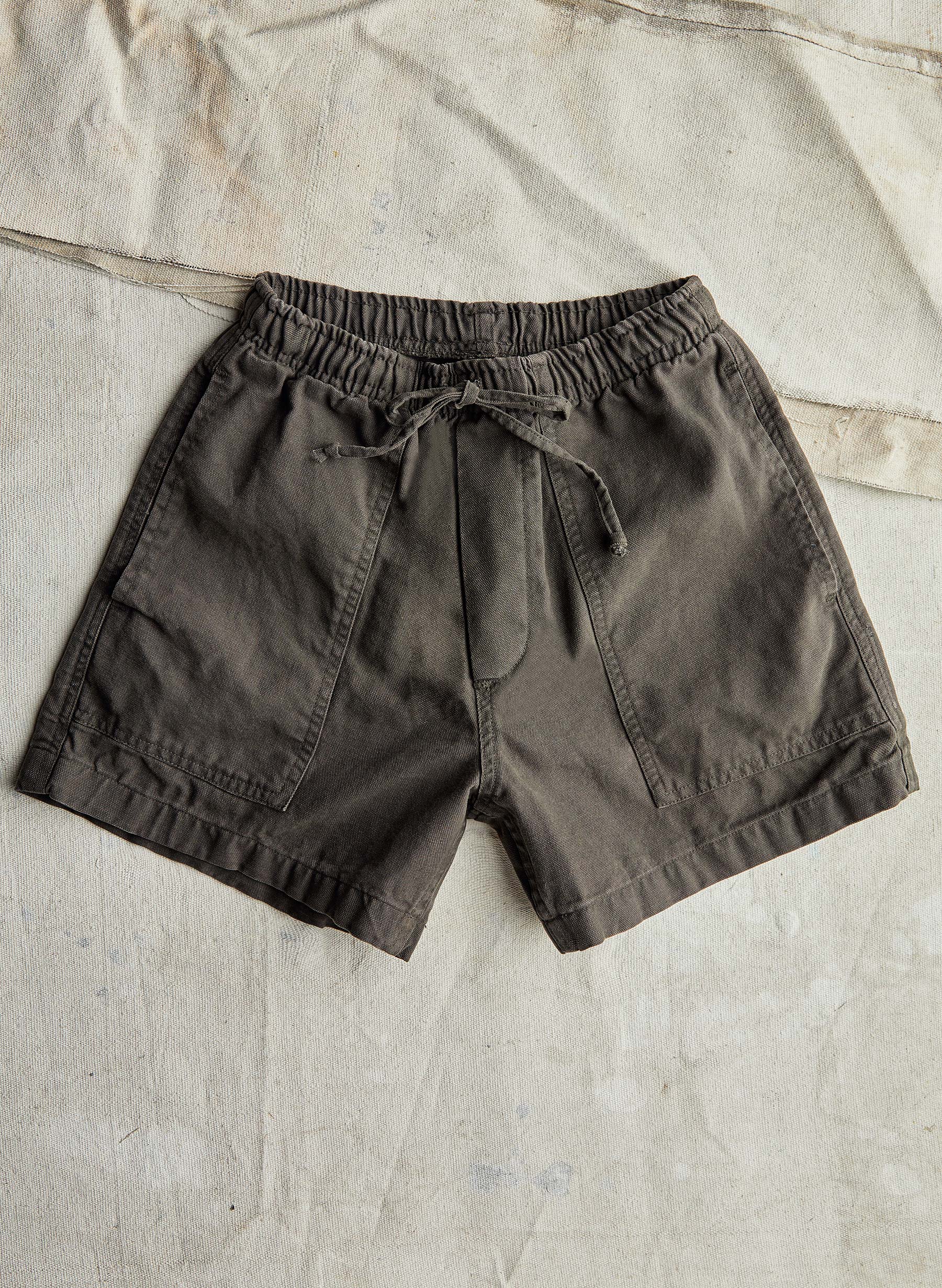 the canvas lounge short in faded black - Image 2