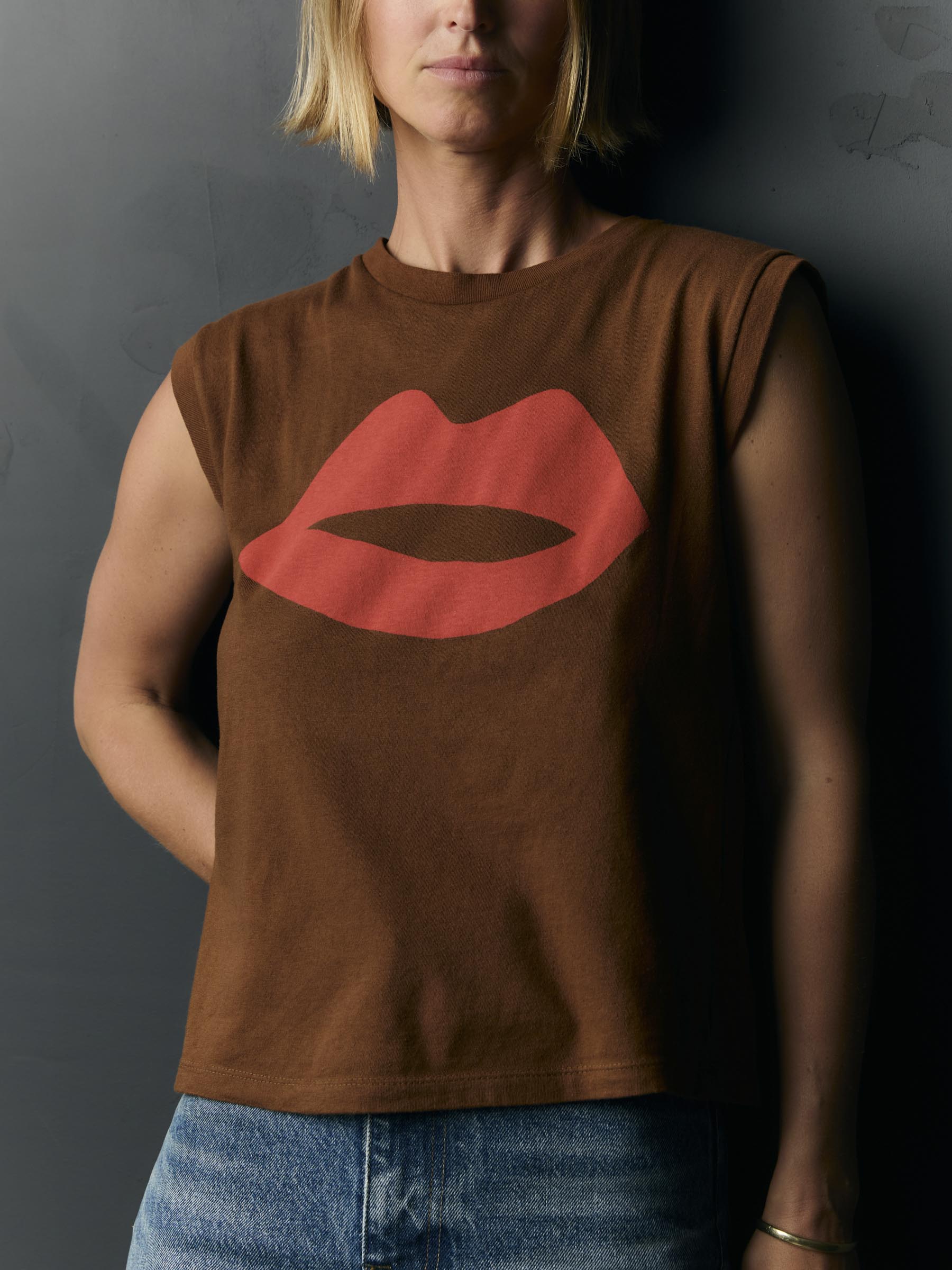 the "kiss" muscle tee - Image 4